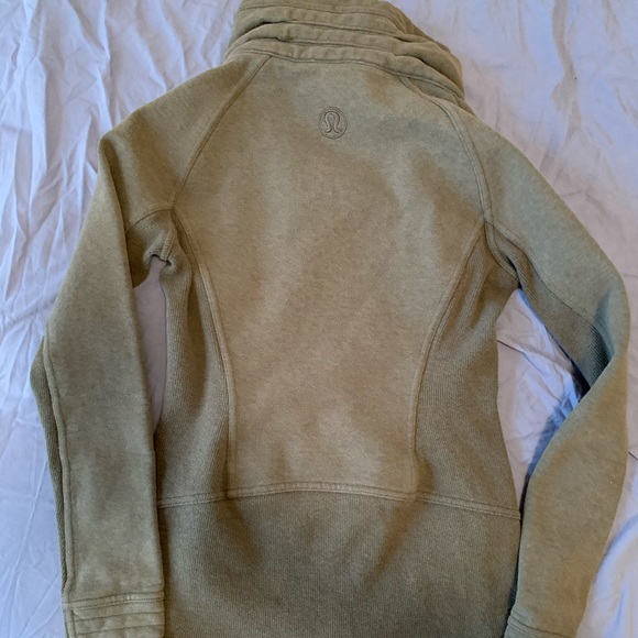 SOLD!! Lululemon Radiant Jacket Fatigue Green 2 - Picture 5 of 7